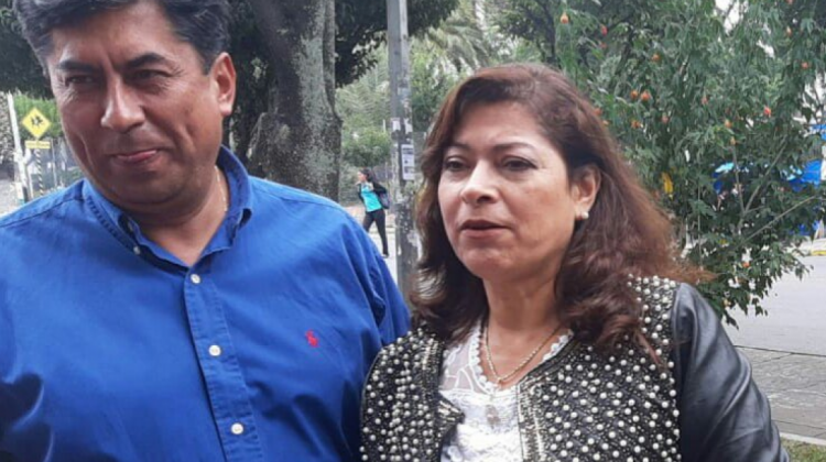 El magistrado Orlando Ceballos junto a su esposa. Foto: Radio Fides