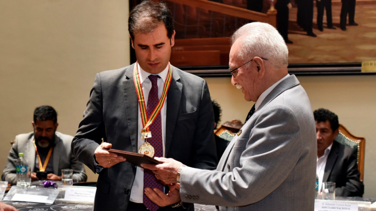 El presidente del BCB fue el encargado de entregar el Premio a la Excelencia Empresarial. Foto: Rodrìguez & Boudoin