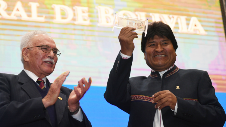 El presidente Evo Morales muestra el nuevo billete de Bs 200. Foto: ABI
