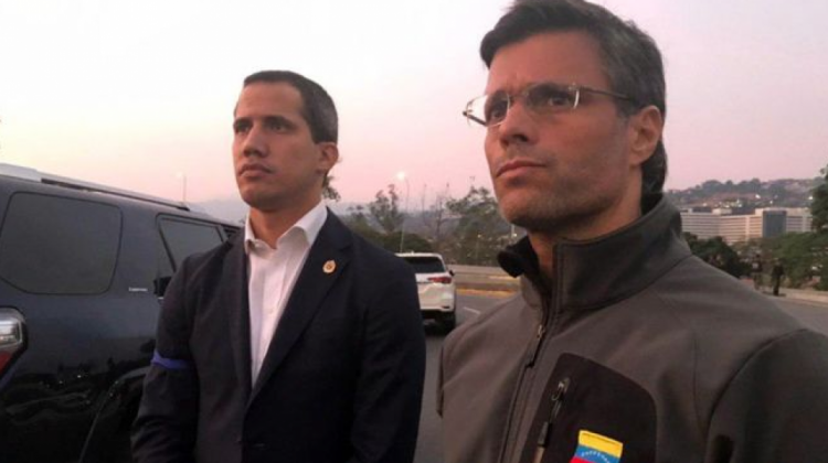 El presidente de Venezuela apareció en el aeropuerto de La Carlota junto al líder político Leopoldo López.