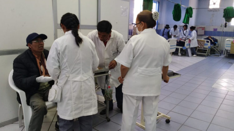 Médicos atienden a un paciente en el complejo hospitalario de Miraflores. Foto: ANF