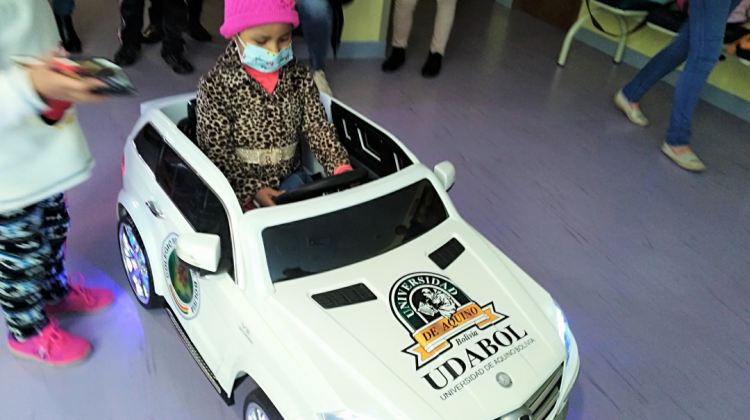 Una pequeña paciente de Oncohematologia en uno de los vehículos donados. Foto: ANF