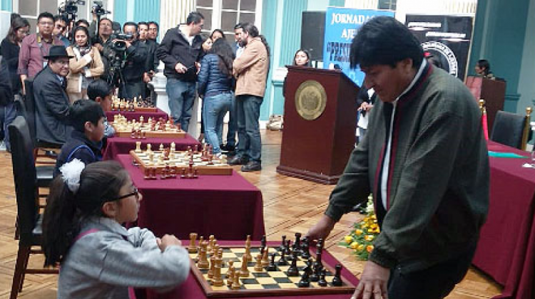 Presidente Evo Morales juega ajedrez. Foto: Cortesía