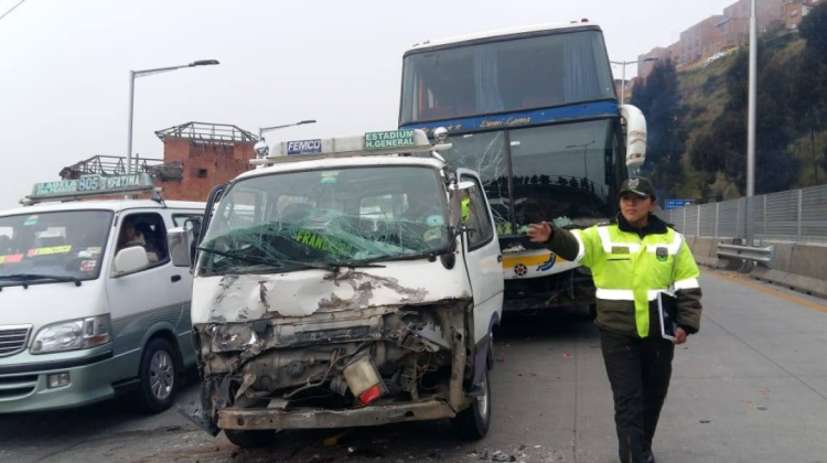Así quedó uno de los minibuses tras la colisión múltiple en la Autopista La Paz - El Alto. (Foto: Roxana Chávez)