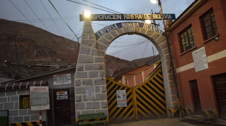 Entrada principal de la Empresa Minera Huanuni. Foto: ANF