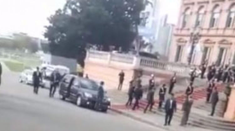 El momento en que el presidente Morales llega a la Casa Rosada. Foto: captura imagen de video