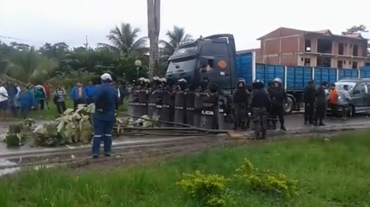 La llegada del contingente policial a Villa Tunari para intervenir la ruta Cochabamba-Santa Cruz. Foto: Los Tiempos.