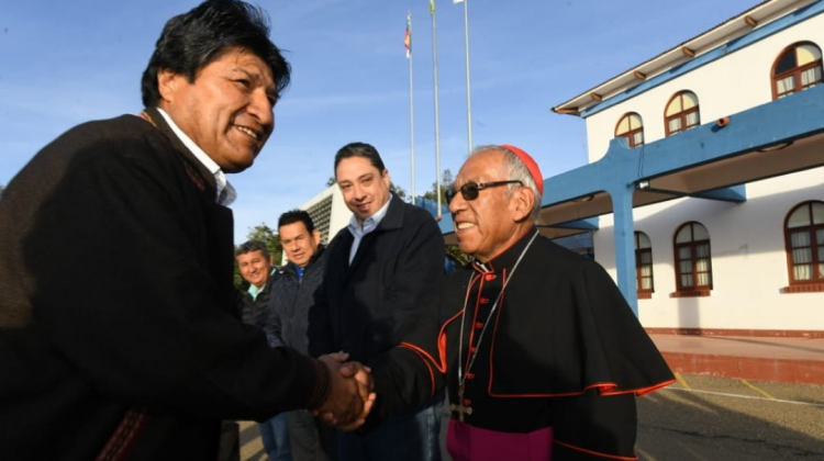 Presidente Evo Morales y Cardenal Toribio Ticona se estrechan la mano. Foto: @Mincombolivia