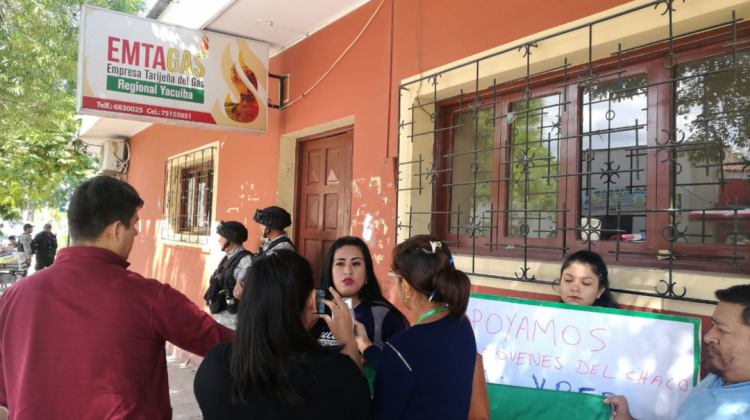 Protestas en la oficina regional de Emtagas en Yacuiba tras la intervención de ANH y YPFB. Foto: El País.
