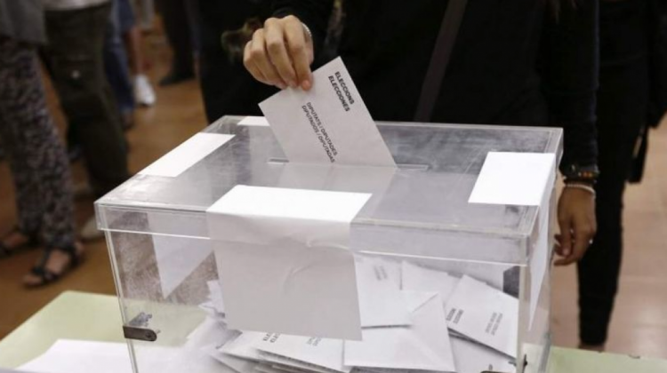 Un elector emite su voto en España.