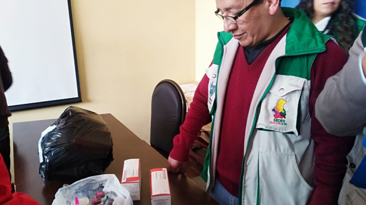Un funcionario del Sedes muestra una parte de los medicamentos decomisados en el operativo. Foto: ANF