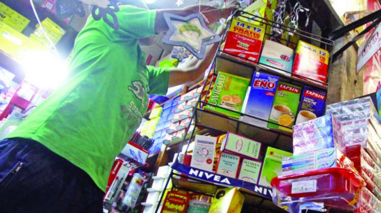 Medicamentos en un puesto de venta de La Tablada. Foto: Página Siete