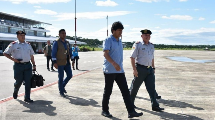 Evo Morales a punto de abordar el avión para viajar a la India. Foto: Ministerio de Comunicación.