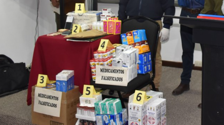 Medicamentos confiscados en el allanamiento policial de la calle Garsilaso de la Vega, la noche del sábado.