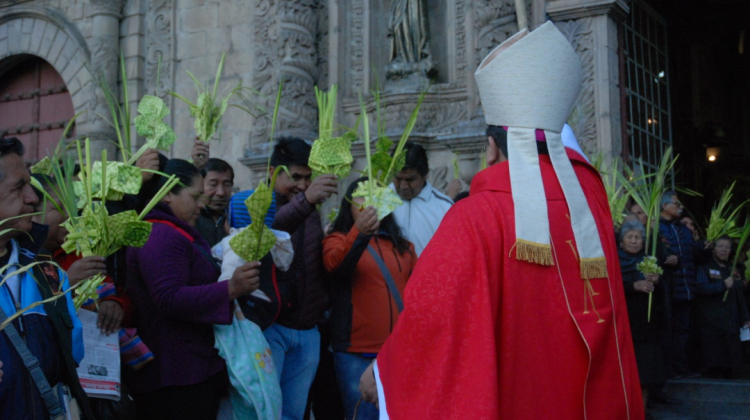 El Obispo Aurelio Pesoa bendice los ramos de los fieles. Foto: CEB