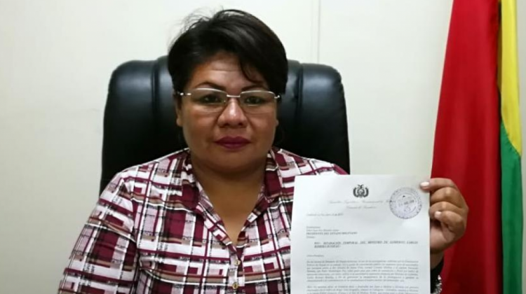 La senadora opositora Bilgay Méndez muestra la carta enviada al presidente Evo Morales.