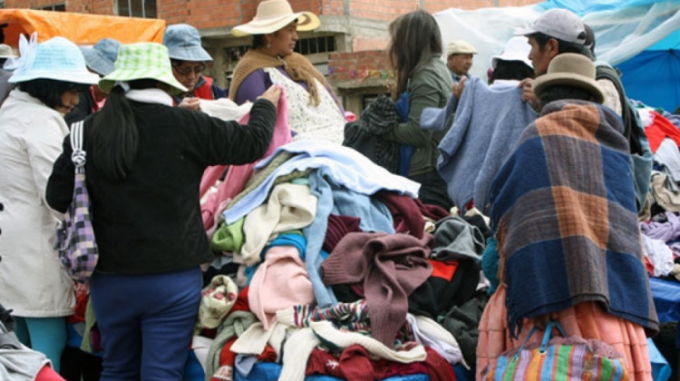 Vendedores de ropa usada. Foto: Erbol