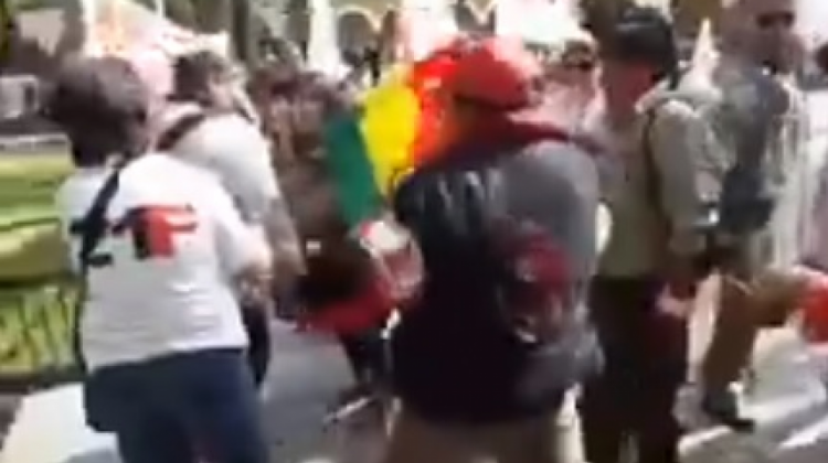 Enfrentamiento entre oficialistas y opositores en Cochabamba . Foto/Video: Carlos Inti Mercado.