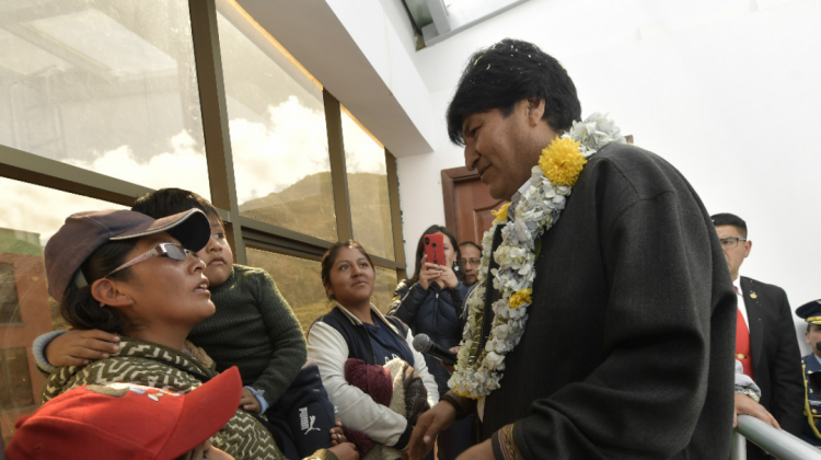 El presidente Evo Morales conversa con una de las familias a las que se otorgó un departamento en la zona de Huajchilla. Foto: ABI.