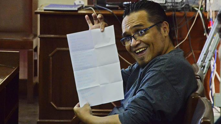 Jhasmani Torrico muestra la lista de jueces implicados en su consorcio. Foto: José Rocha.
