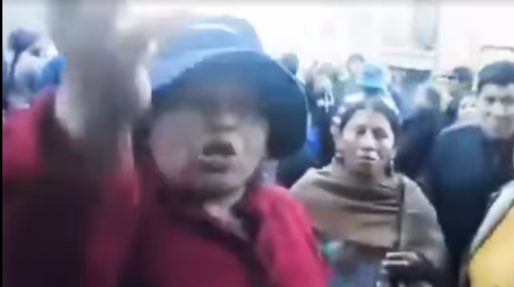 Una mujer reclama al periodista. Foto: Captura de imagen del video de Galo Hubner.