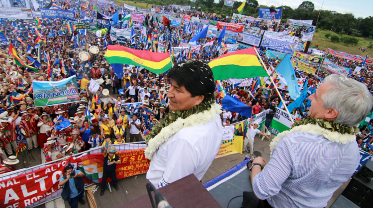El presidente Evo Morales y el vicepresidente Álvaro García durante el lanzamiento oficial de la campaña del MAS en Chimoré. Foto: ABI.