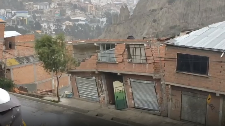 Captura del video que muestra el desplome de la vivienda del señor Mario Colque.