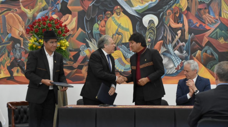 El secretario de la OEA, Luis Almagro estrecha la mano al presidente Evo Morales en la Casa Grande del Pueblo. Foto: Evo Morales.