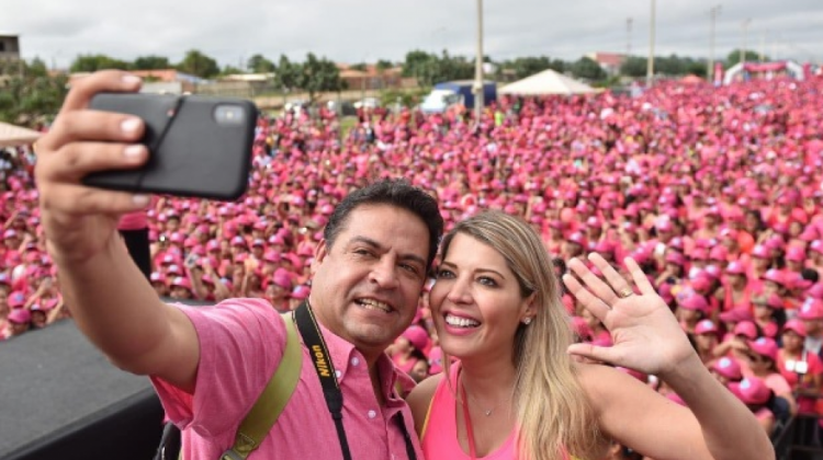 Alcalde Luis Revilla y su esposa Maricruz Ribera, en un evento masivo del Programa Yo Soy Mi Primer Amor . Foto: Facebook/Maricruz Ribera