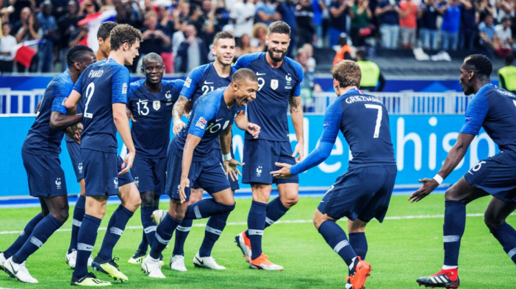 Jugadores de la selección de Francia festejan un gol durante un cotejo en Europa.   Foto: @equipedefrance