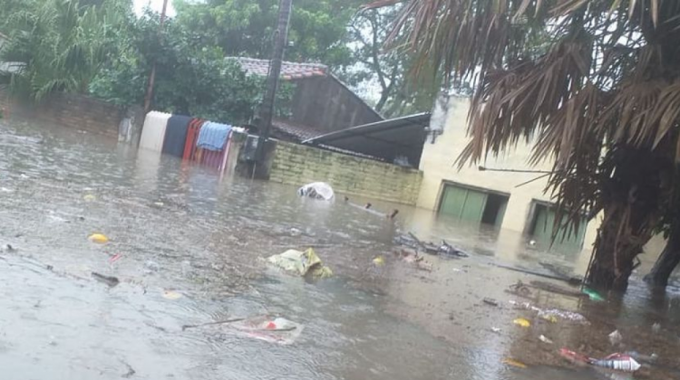 Las aguas causaron inundaciones en casi toda la ciudad de Pilar, en el departamento de Ñeembucú. Foto: Francisco Olazar