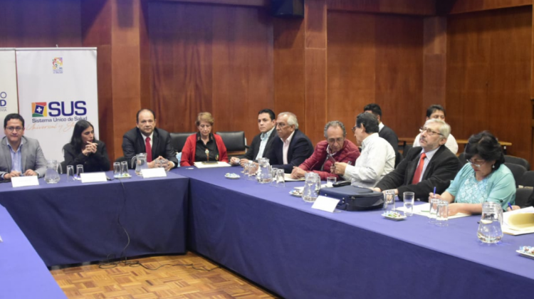 Reunión entre la ministra de Salud, Gabriela Montaño, y representantes del Colegio Médico. Foto. Ministerio de Salud.