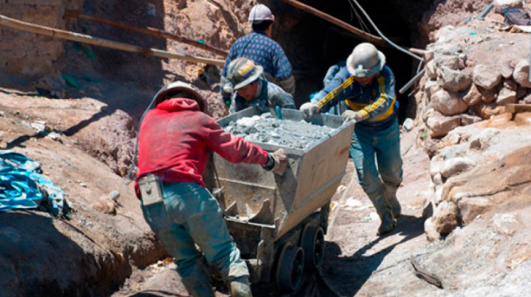 Mineros cooperativistas del Cerro Rico de Potosí.   Foto: El Potosí