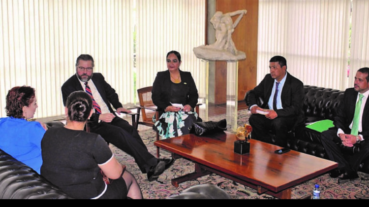 Defensores del 21 F reunidos con el Canciller de Brasil, Ernesto Araújo. (Foto: Página Siete)