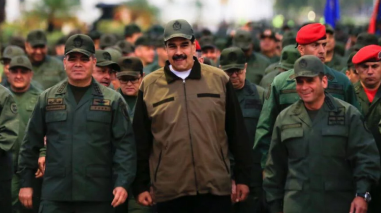 Nicolás Maduro junto al ministro de Defensa, Vladimir Padrino López. Foto: @PrensaFANB