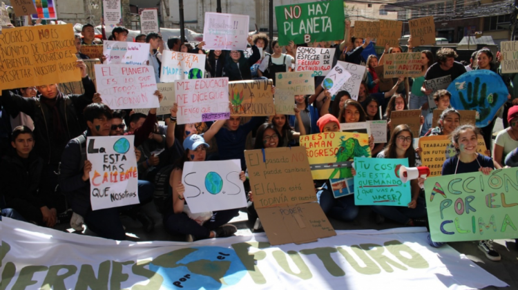 Los jóvenes unieron todos sus mensajes contra la contaminación ambiental . Fotos: Unicef