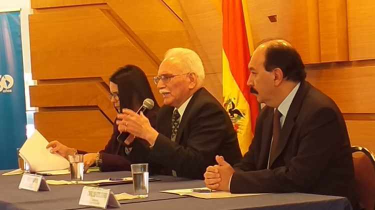 Pablo Ramos, presidente del BCB (centro) en conferencia de prensa. Foto: ANF