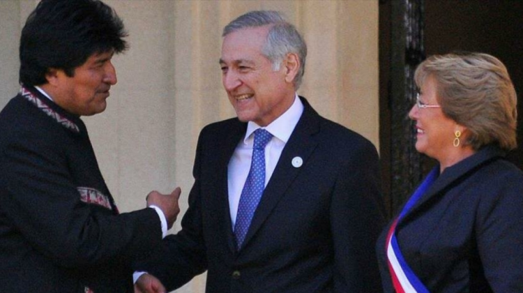 El presidente Evo Morales y Heraldo Muñoz junto a Michel Bachelet. Foto: Hispan TV