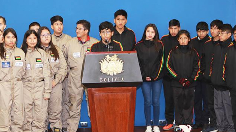 Parte del equipo de jóvenes bolivianos que participó en el "Desafío del Explorador Humano”, organizado por la NASA.