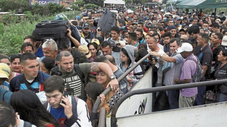Venezolanos migrantes ingresan a Colombia. Foto: Reuters.
