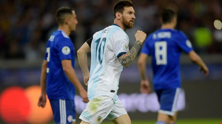 Lionel Messi celebra el gol que convirtió a través de los 12 pasos.  Foto: @CopaAmerica
