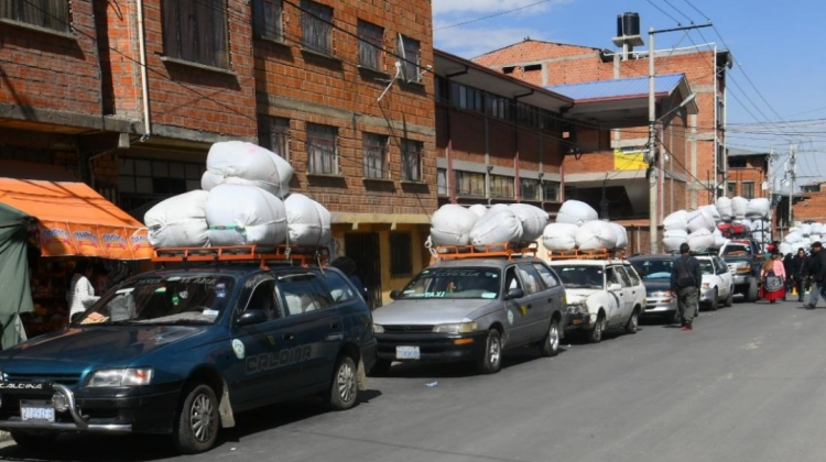 Largas filas de motorizados cargados de bultos de coca en la zona de Chuquiaguillo. Foto: ANF