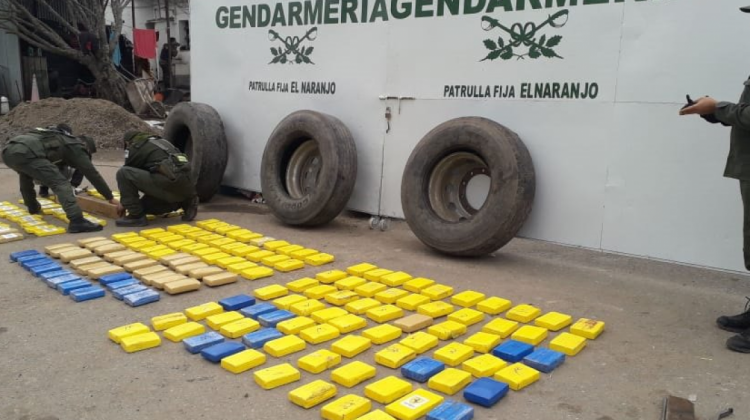 La Policía Argentina halló 276 paquetes de cocaína dentro de llantas de un camión. Foto: Gendarmería Nacional de Argentina.