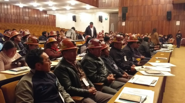 Cooperativistas mineros en el auditorio del BCB. Foto: ANF
