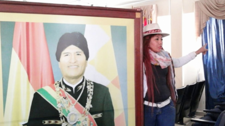 La concejala del MAS, Aydee Mamani, tras recuperar el retrato de Evo Morales. Foto: Red Uno.