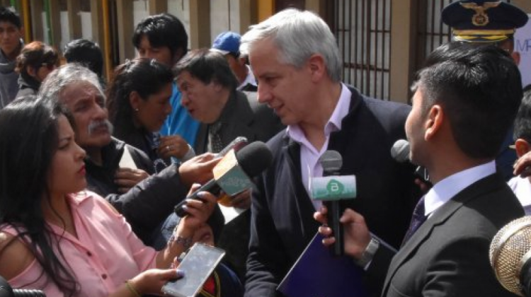El vicepresidente Álvaro García Linera en contacto con la prensa. Foto: Vicepresidencia.