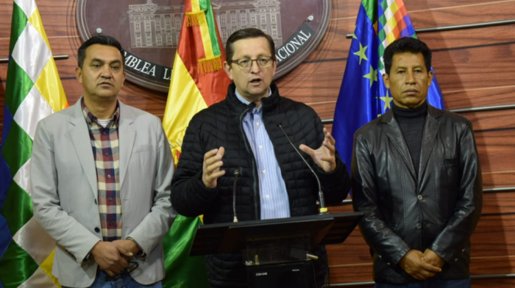 Óscar Ortiz, senador (centro) junto con los asambleístas de UD. Foto: UD
