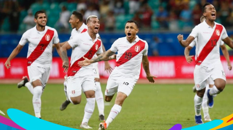 Jugadores de la selección de Perú festejan la clasificación a semifinales de la Copa América.  Foto:  @CopaAmerica