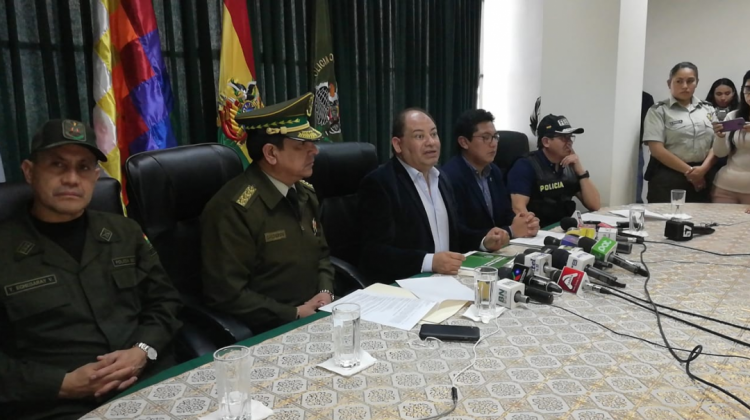 El ministro de Gobierno, Carlos Romero, informa sobre el operativo antidroga. Foto: Ministerio de Gobierno.