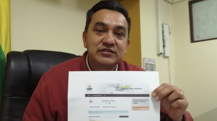 El senador Yerko Núñez muestra el registro de Castedo en el MAS. Foto: ANF